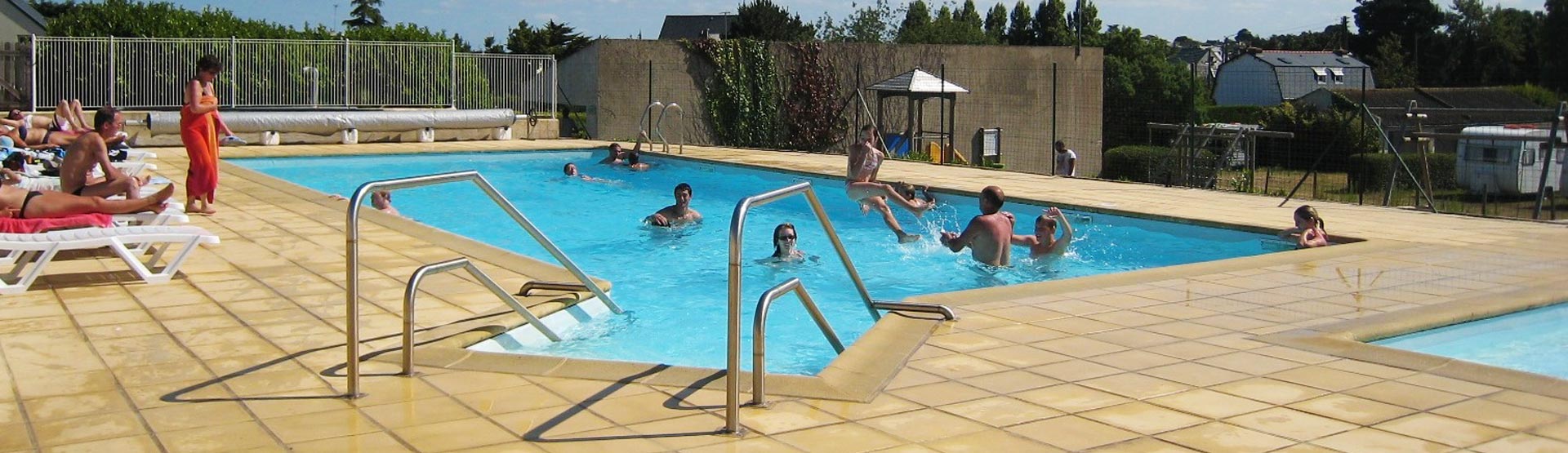 Profitez de notre piscine pendant vos vacances dans notre camping en Bretagne