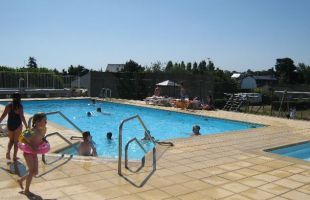Profitez de vos vacances dans notre camping en Bretagne pour plonger dans notre piscine